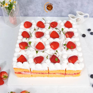 Bánh gato cắt miếng mứt dâu tây