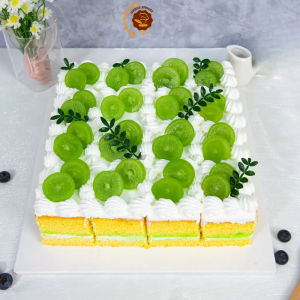 Bánh vuông cắt miếng trang trí nho xanh