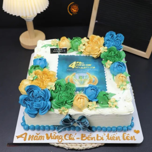Bánh sinh nhật hình vuông hoa kem bắt mắt