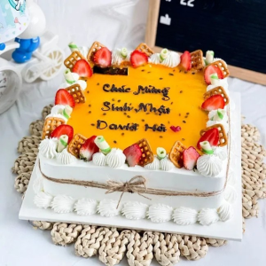 Bánh gato hình vuông phủ mứt chanh leo